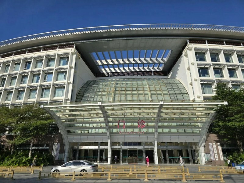 Государственный военный госпиталь Основан в1946 году и имеет множество государственных наград, клиники расположены в городе Санья и Далянь.