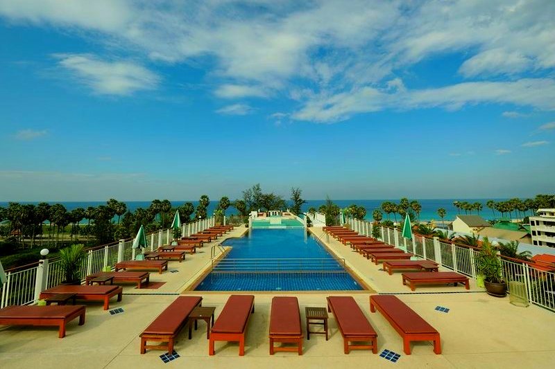 BAUMAN CASA 3* Недорогой отель с удобным расположением на пляже Карон. На крыше отеля есть бассейны с видом на горы и море.