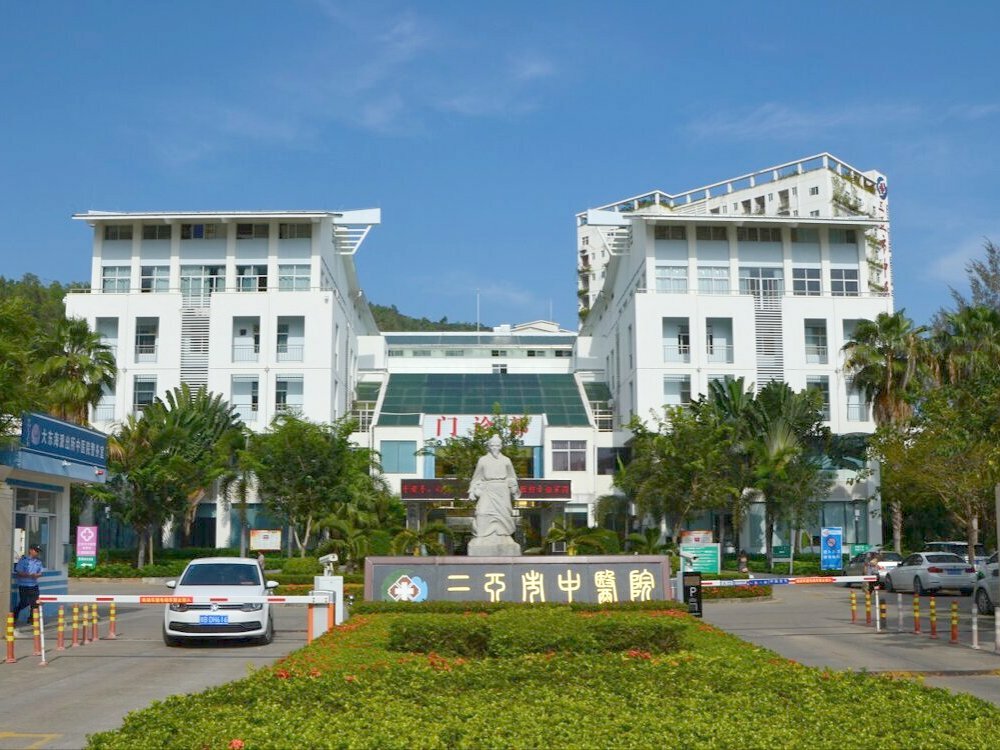 Центр ТКМ Плюсы этого центра: высококвалифицированные врачи, доброжелательный персонал, низкие цены, всегда рядом штатный переводчик, бесплатный трансфер от отеля и обратно, современное оборудование,  хорошие отзывы.